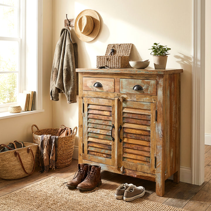 Highboard aus Massivholz im Flur mit Körben und Schuhen, warme Landhaus-Atmosphäre