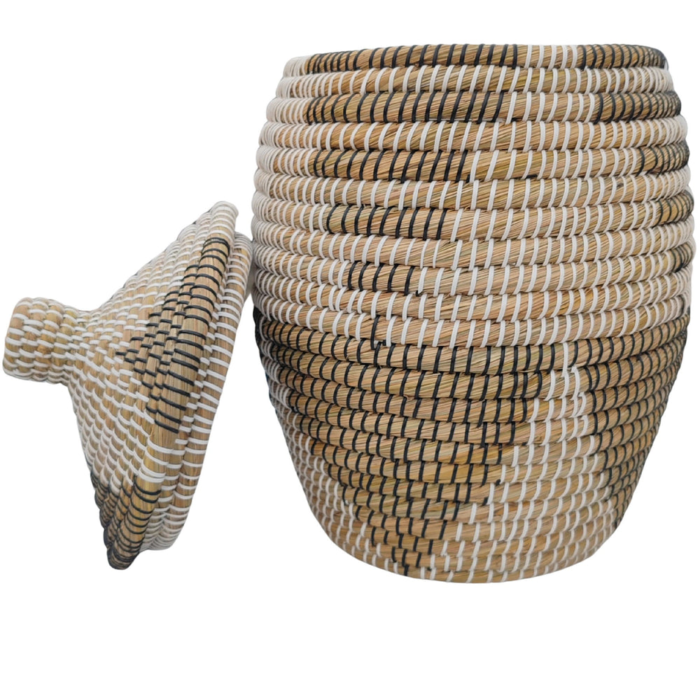 Cesto portabiancheria aperto in alghe marine nei colori naturale/marrone/nero/bianco, con una capienza di circa 30 litri e coperchio ribaltabile.
