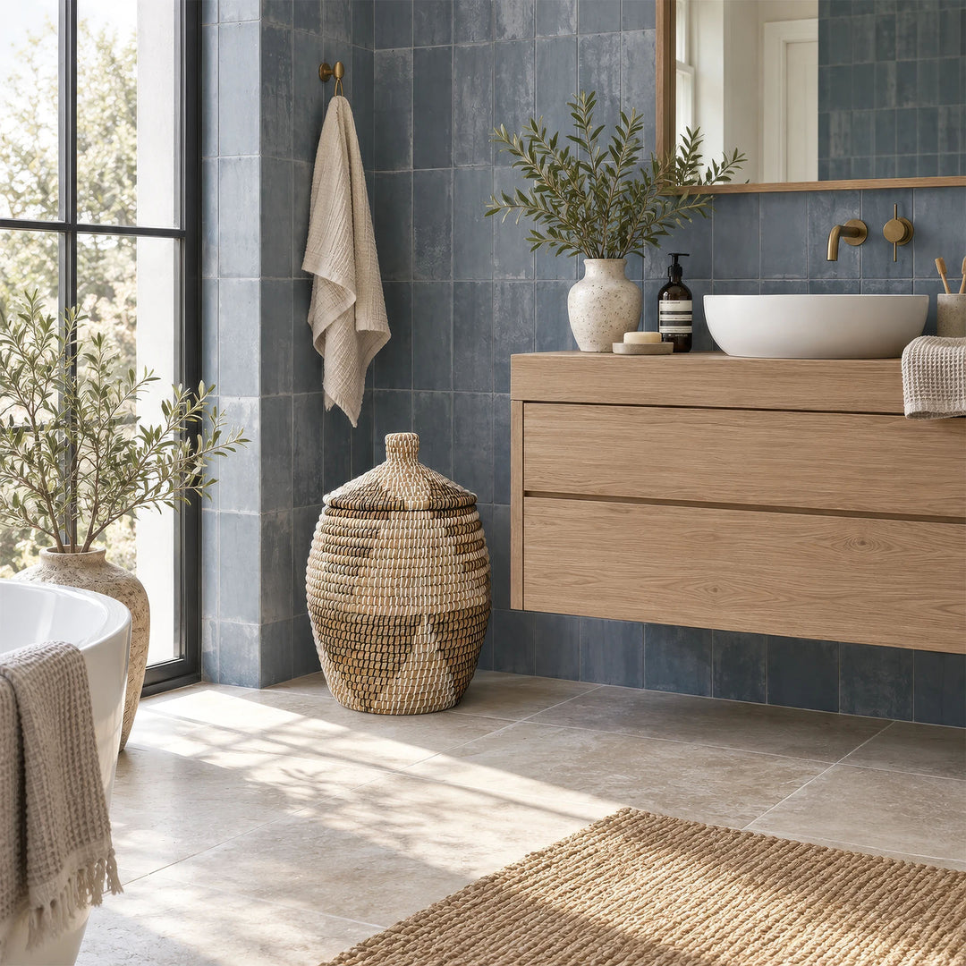 Cesto portabiancheria in alghe marine nei colori naturale/marrone/nero/bianco, con coperchio e una capienza di circa 30 litri, da collocare in bagno.
