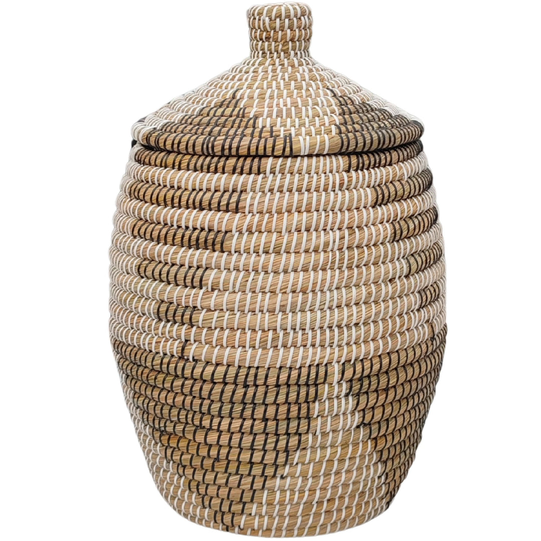 Cesto portabiancheria dalla forma bombata, realizzato in alghe marine nei colori naturale/marrone/nero/bianco, con coperchio conico e una capienza di circa 30 litri.