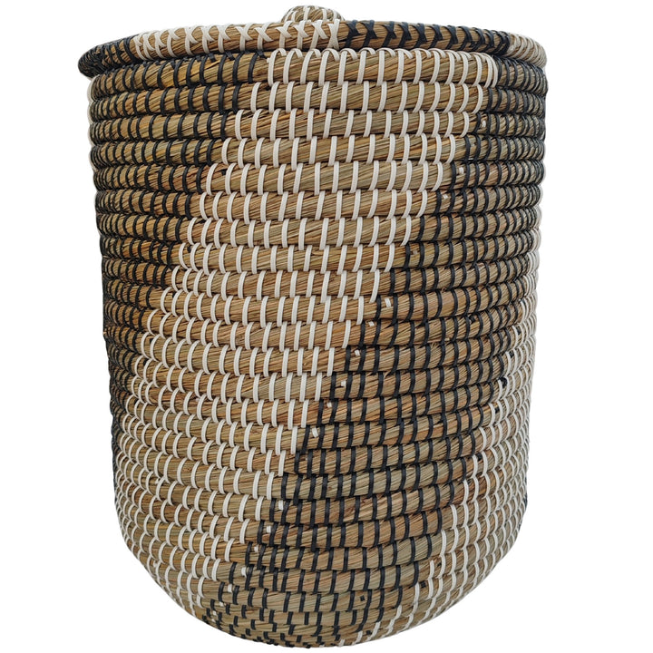 Cesto portabiancheria rotondo in alghe marine, disponibile nei colori naturale, nero e bianco, con coperchio chiuso e una capienza di circa 40 litri.