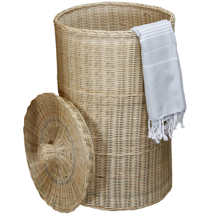Rattan-Wäschekorb mit abnehmbarem Deckel, platziert im Schlafzimmer, befüllt mit Kissen und Pflegeartikeln