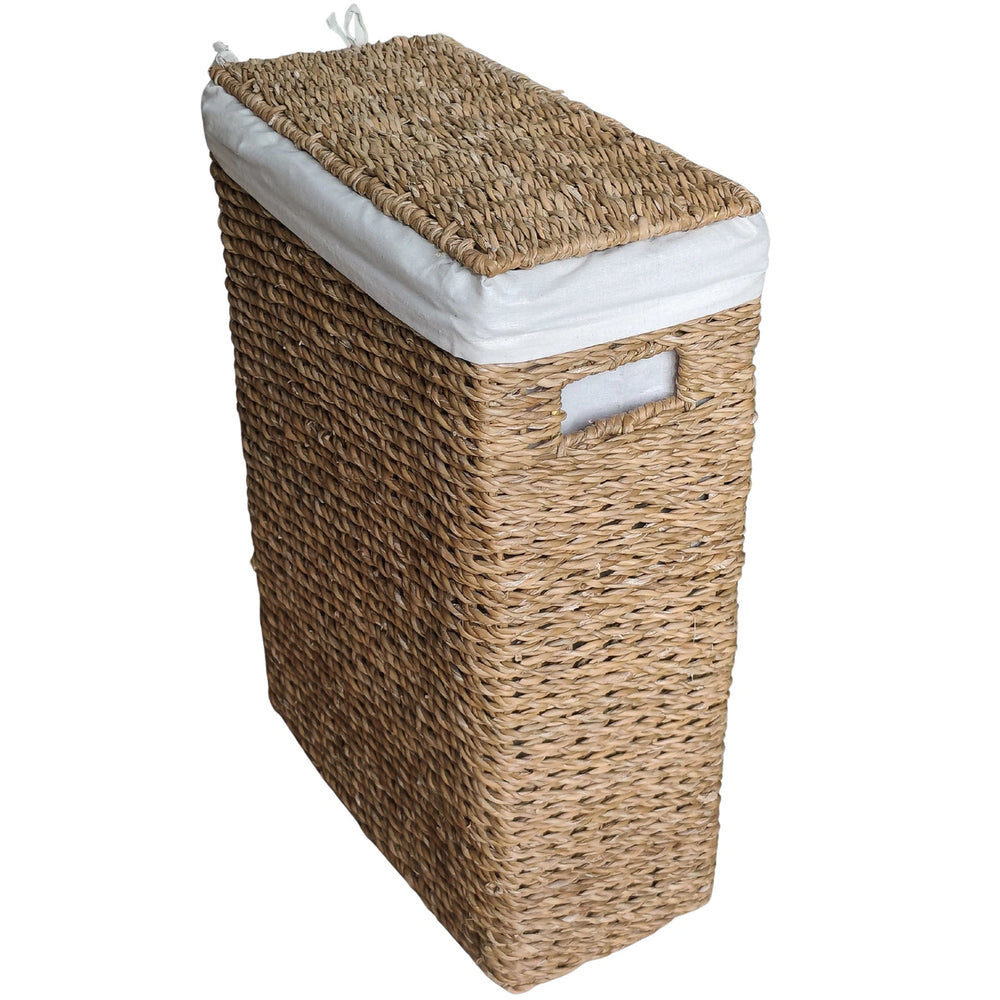 Cesto portabiancheria stretto con una capacità di 45 litri, coperchio intrecciato, inserto in tessuto bianco e apertura laterale con maniglia.