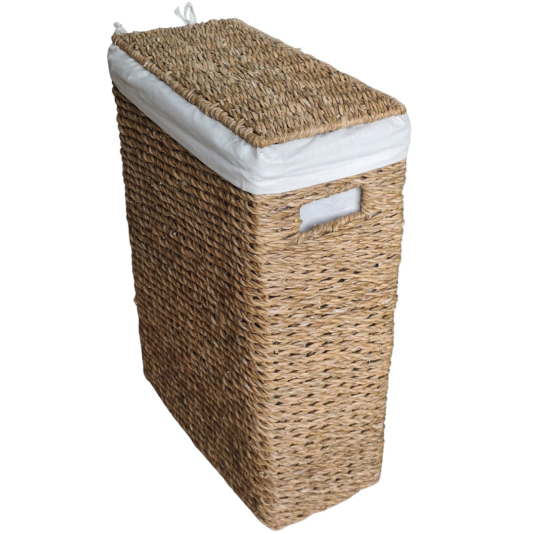 Cesto portabiancheria stretto con una capacità di 45 litri, coperchio intrecciato, inserto in tessuto bianco e apertura laterale con maniglia.