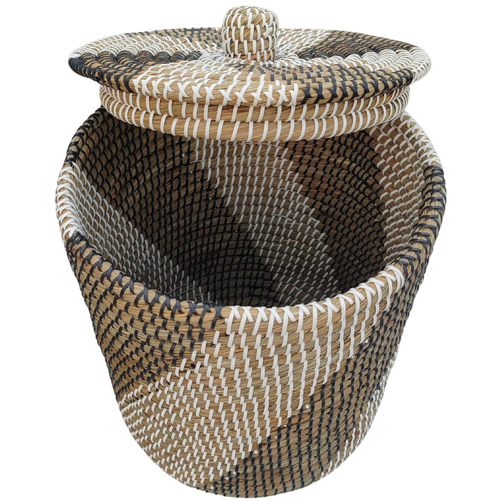 Cesto portabiancheria in alghe marine con una capacità di circa 40 litri, coperchio rialzato e interno a vista.