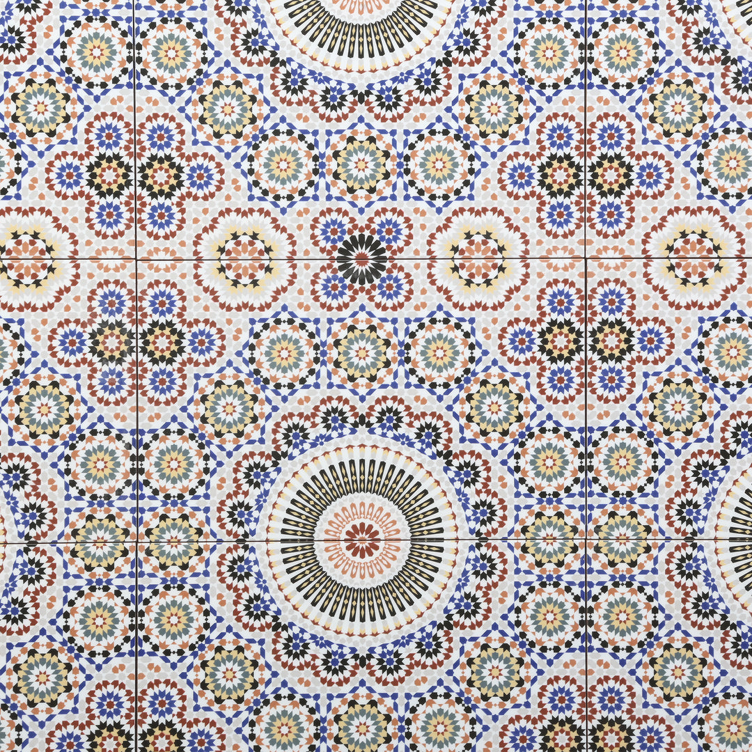 Keramik Wandfliese im orientalischen Musterdesign Mehrfarbig als detailreiche Nahaufnahme