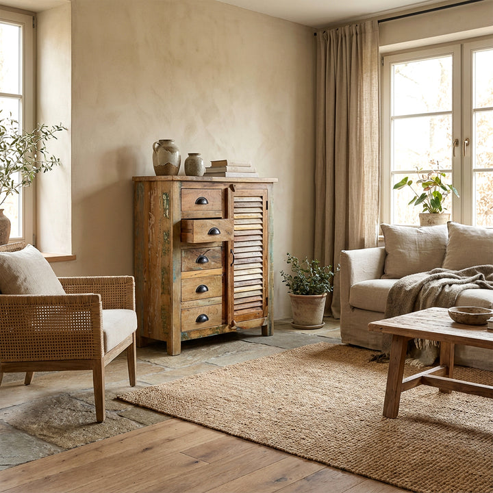 Highboard aus massivem Holz im Wohnzimmer, helle Naturtöne, ruhige Vintage Wohnszene